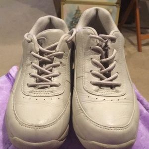 Woman’s walking shoe/oxford